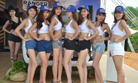 Dàn người đẹp 'thiêu đốt' giải đua xe ô tô địa hình Việt Nam