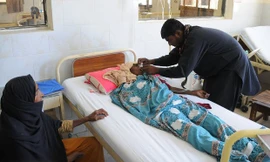 Một nạn nhân được điều trị trong bệnh viện. Ảnh: Guardian