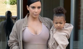 Ảnh chụp Kim Kardashian và con gái hôm 16/9 tại New York, Mỹ