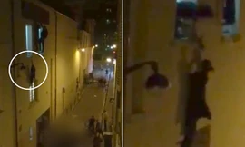 Hình ảnh bà bầu liều mình đu người ở cửa sổ để tránh những tay súng và người đàn ông dũng cảm giúp cô. Ảnh: Telegraph