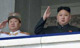 Ông Choe Ryong-hae và nhà lãnh đạo Kim Jong-Un. Ảnh: Dailymail