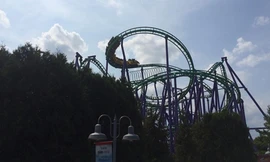 Tàu lượn gặp sự cố, 24 người mắc kẹt trên không