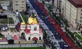 Hơn 100.000 người diễu hành mừng sinh nhật Tổng thống Putin