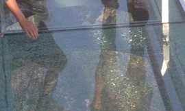 Du khách hoảng hồn khi cầu kính cao hơn 1km bị nứt