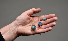 Độc lạ nữ trang được làm từ tro cốt người quá cố