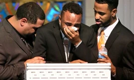 Anh Henderson bên người thân tại lễ tang. Ảnh: Abcnews