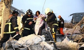 Hiện trường gây sốc vụ động đất đổ nhà 17 tầng ở Đài Loan