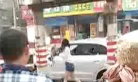 Cô gái cầm gạch đập nát xe Audi Q3 vì giận người yêu