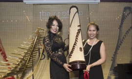 Nữ nghệ sỹ Võ Vân Ánh (bên trái)