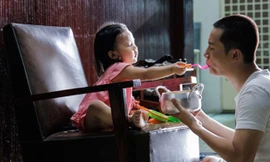 Hoàng Bách và cô con gái đáng yêu trong MV