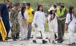 Các thành viên trong bộ tộc được đưa ra khỏi khu vực nạn