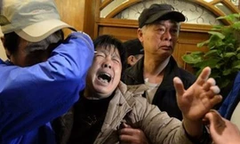 Thân nhân hành khách MH370 gào khóc khi nghe tin dữ