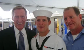 Charlie Keating IV trong lễ tốt nghiệp Học viện Hải quân Mỹ năm 2008 cùng với ông Charles Keating Jr(trái), và cha Charles Keating III. Ảnh: azcentral