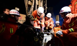 Lực lượng cứu hộ tại hiện trường. 