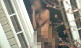 Hình ảnh người đàn ông khỏa thân đứng trước cửa.