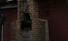 Đội cứu hộ phải đập ống khói để giải cứu nạn nhân. Ảnh: Cairnspost