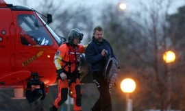 Anh Louis Jordan (phải)