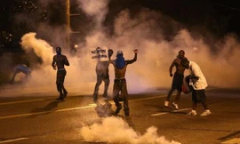 Bạo động ở Mỹ, hàng trăm người tấn công cảnh sát