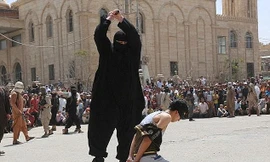 IS hành quyết một nạn nhân giữa đám đông. Ảnh: Dailymail