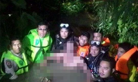 Thi thể nạn nhân được đưa lên bờ. Ảnh: Bangkokpost