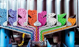 'Hoa mắt' thâm nhập bên trong nhà máy sản xuất bút màu