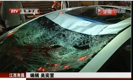 Cậu bé rơi trúng chiếc ô tô. Ảnh: GbTimes