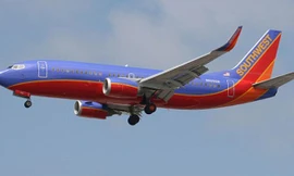 Phi cơ hạ cánh khẩn, hành khách sơ tán bằng ván trượt