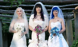 Kitten (trái), Brynn (giữa) và Doll (phải) trong ngày cưới