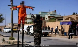 Nạn nhân bị hành quyết trước đám đông. Ảnh: Dailymail