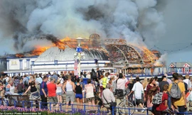 Cầu tàu 140 năm tuổi cháy dữ dội 