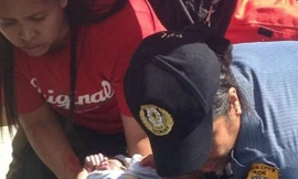 Bức ảnh chụp em bé chào đời trước khi tới bệnh viện. Ảnh: TodayOnline