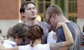 Giảng viên và học sinh cầu nguyện sau vụ xả súng (Ảnh: Usatoday)