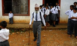 Ông lão 68 tuổi cần mẫn đi học lớp 10