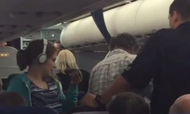 Cả gia đình bị "mời' ra khỏi máy bay. Ảnh: Mirror