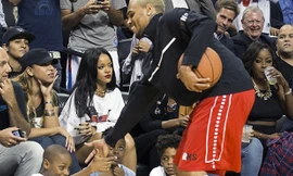 Rihanna diện short ngắn cũn xem tình cũ chơi bóng rổ