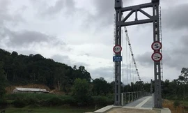 Chiếc cầu treo dân sinh Khe Tây hàng tỷ đồng hướng vào nhà Chủ tịch UBND xã Sơn Thọ, Vũ Quang. 