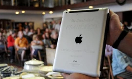 Chiếc iPad được đem đấu giá. Ảnh: Reuters