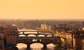 Cây cầu nổi tiếng Ponte Vecchio. 