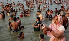 Hàng ngàn người đã đổ xô xuống dòng sông Hằng