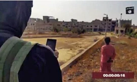 Phiến quân IS kích nổ bom qua điện thoại. Ảnh: Dailymail