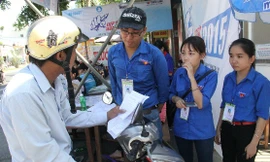 Phụ huynh em Lương Hiền Phước đã chạy xe hơn 50 km xuyên tỉnh để đưa thẻ dự thi cho con.