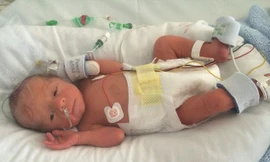 Bé Olly được sinh ra trong ca đặc biệt.