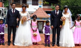 Lạ lùng đám cưới hội tụ toàn những cặp sinh đôi