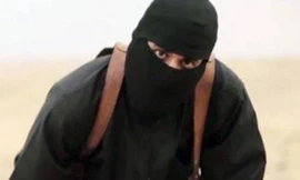 Mohammed Emwazi chuyên mặc đồ đen, trùm kín mặt trong các video hành quyết con tin