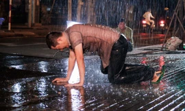 Hoàng Bách đau khổ, gục ngã giữa trời mưa trong MV mới 