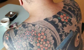 Đặc trưng của yakuza là hình xăm kín người. Ảnh: BBC