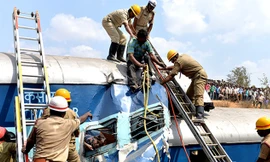 Lực lượng cứu hộ nỗ lực giải cứu các nạn nhân. Ảnh: Hindustantimes