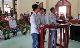 4 bị cáo được tại ngoại, bị cáo Thảo Thành (ngồi sau) chịu hậu quả nặng nề nhất