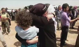 Một gia đình Yazidi được đoàn tụ sau khi bị IS giam giữ. Ảnh: CNN