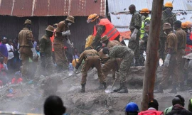 Đội cứu hộ làm việc tại hiện trường. Ảnh: AFP